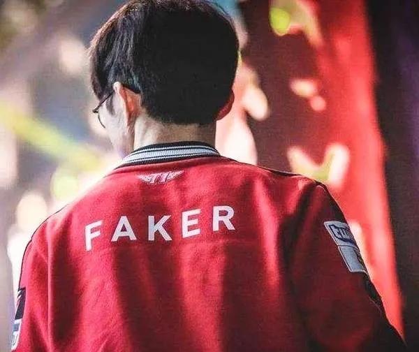 英雄联盟第一人4冠大魔王Faker踩着UZI登顶世界第一图片2